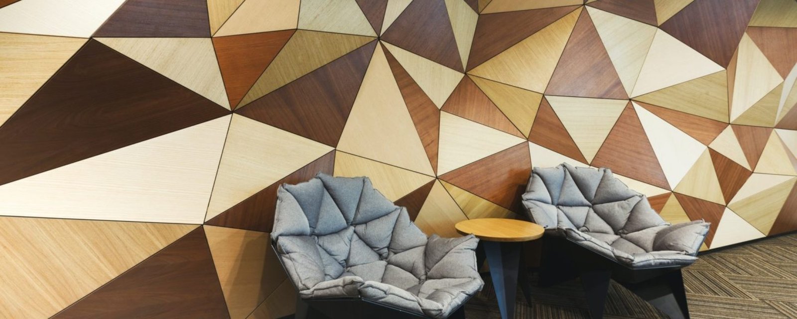 modern-hotel-lobby-with-abstract-wooden-wall-e1673416779649