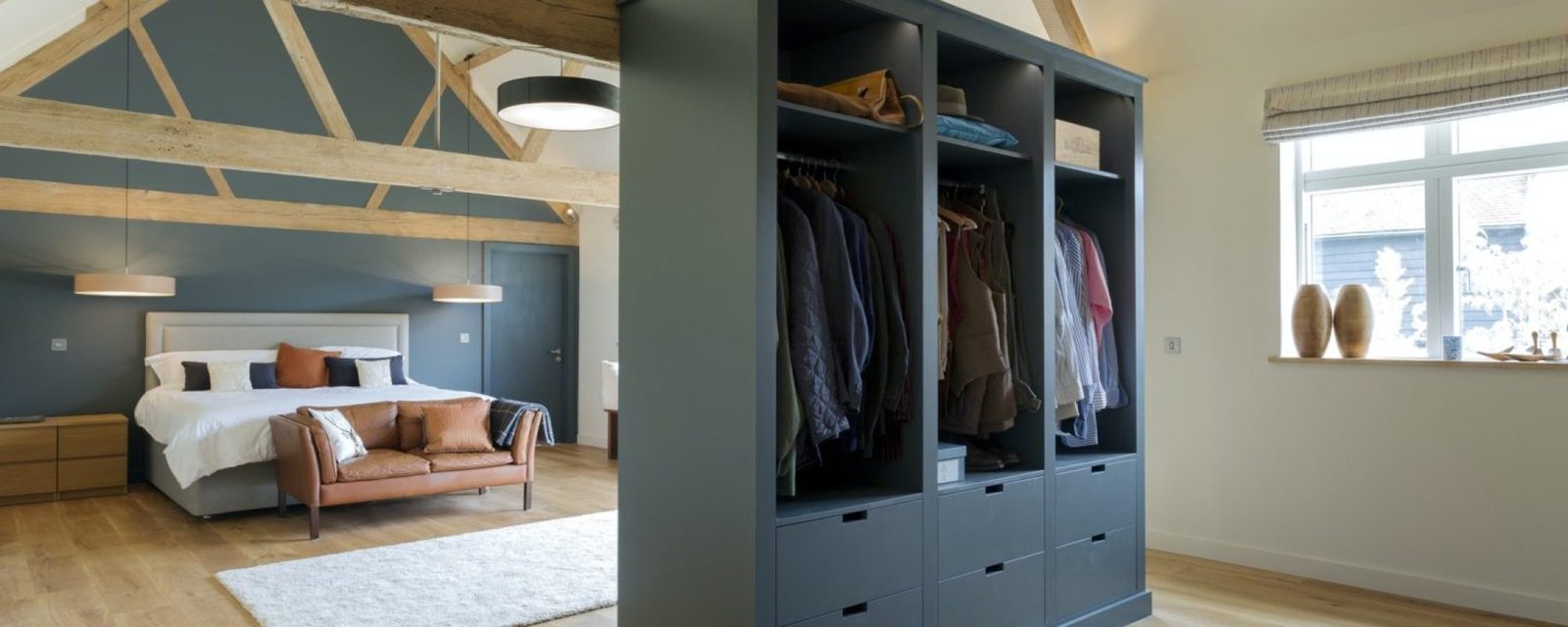 wardrobe-and-bed-in-modern-bedroom-e1673417291537